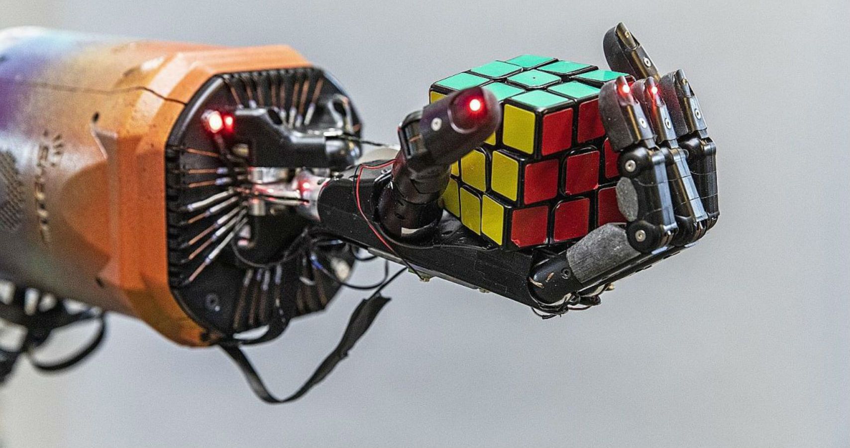 SEE IT: Robot solves Rubiks Cube with one hand - New York 
